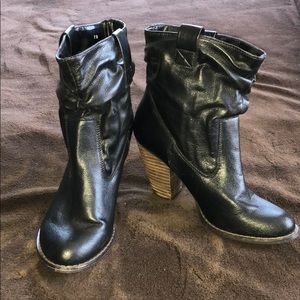 Bakers women’s size 7.5 black leather booties